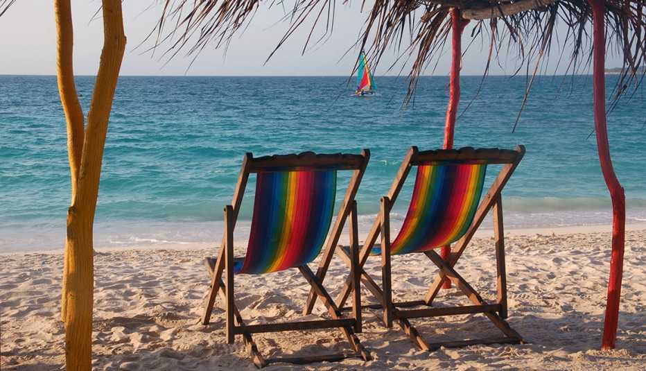 Dos sillas de playa en la playa de Cartagena, Colombia.