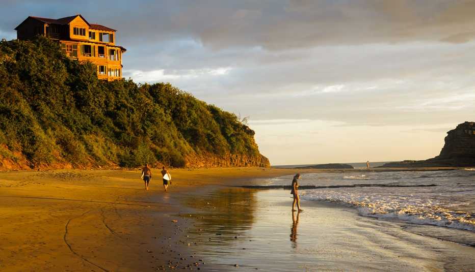 Surfistas y bañistas en la Costa Esmeralda de Nicaragua