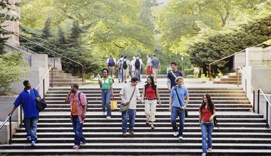 Cómo sacarle provecho a tus visitas a universidades - Estudiantes caminan en universidad