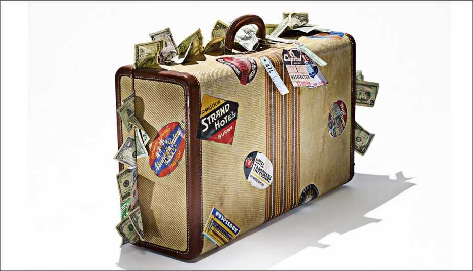 Maleta llena de dinero - Cuándo vale la pena contar con un seguro de viajes