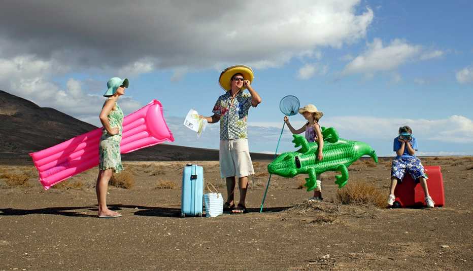 Familia varada en la playa con equipaje