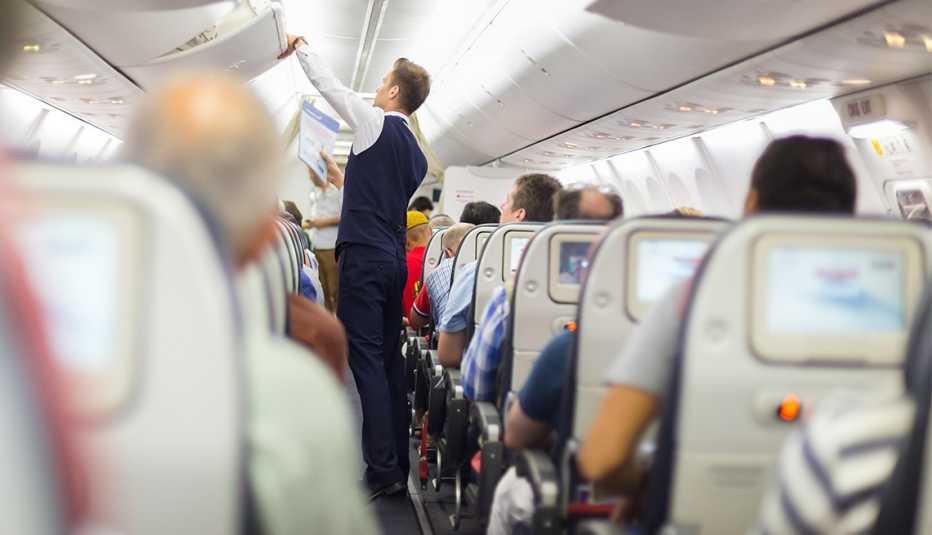 Cuándo pagar más por el boleto de avión - Pasajeros de avión sentados en sus sillas