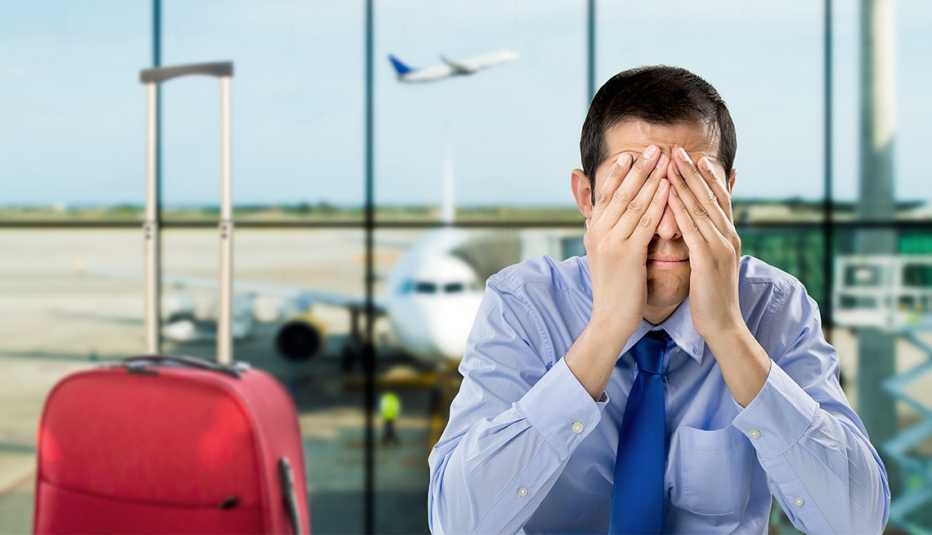 Las normas que no conocías de las aerolíneas - Hombre frustrado en un aeropuerto