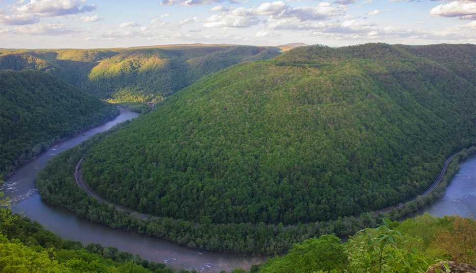 Foto aérea de un río que bordea una colina