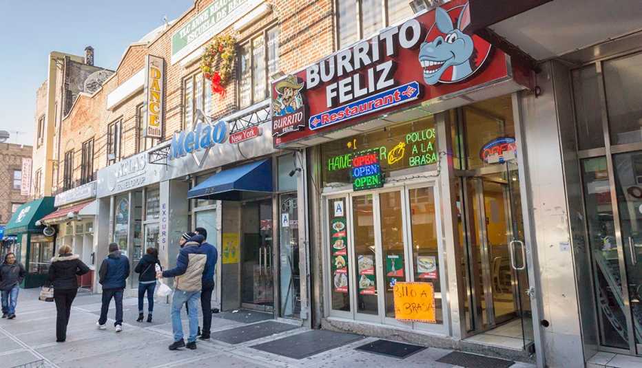 Restaurantes y otros negocios en el vecindario de Jackson Heights en Queens en Nueva York.
