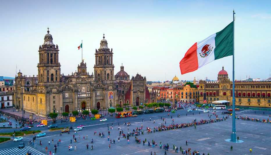 La bandera mexicana ondea sobre el Zócalo