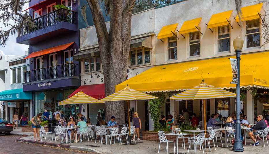 Café al aire libre en Park Avenue en Winter Park, Florida