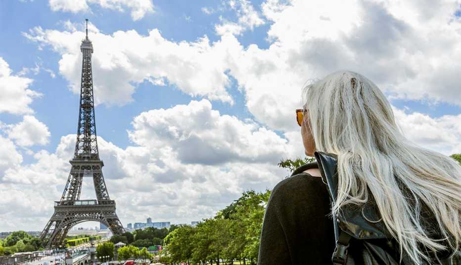 Mujer observa la Torre Eiffel en París, Francia
