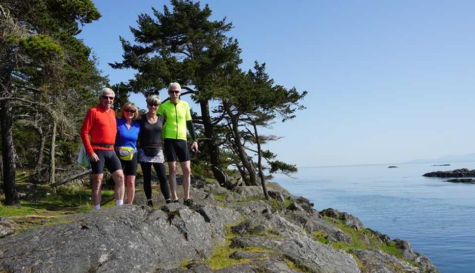 Ciclistas posan para una foto en el estrecho de Puget en Washington