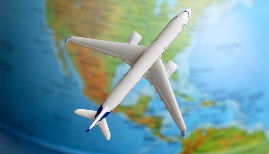 Imagen de un avión sobre un mapamundi