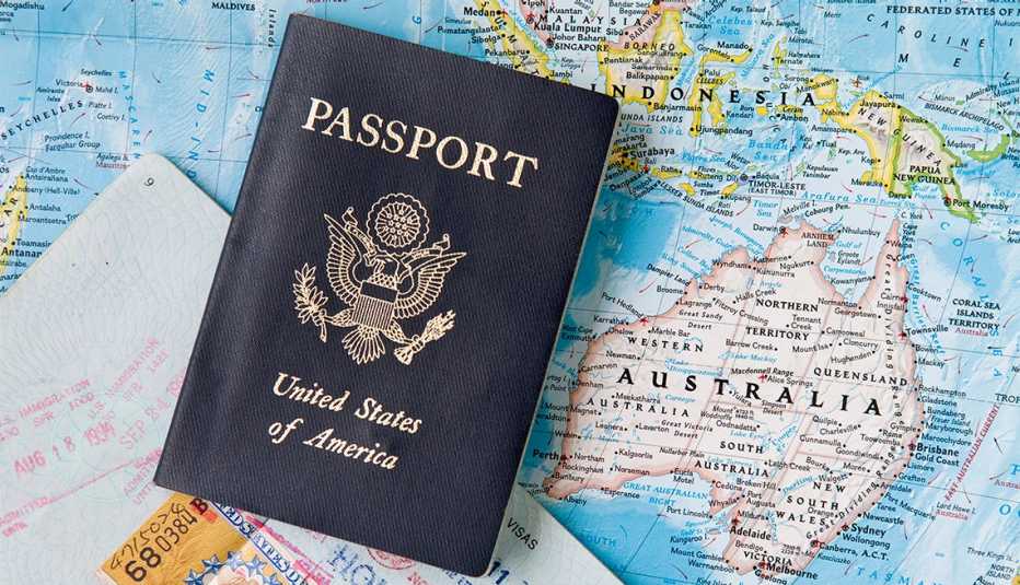 Pasaporte de Estados Unidos sobre un mapa