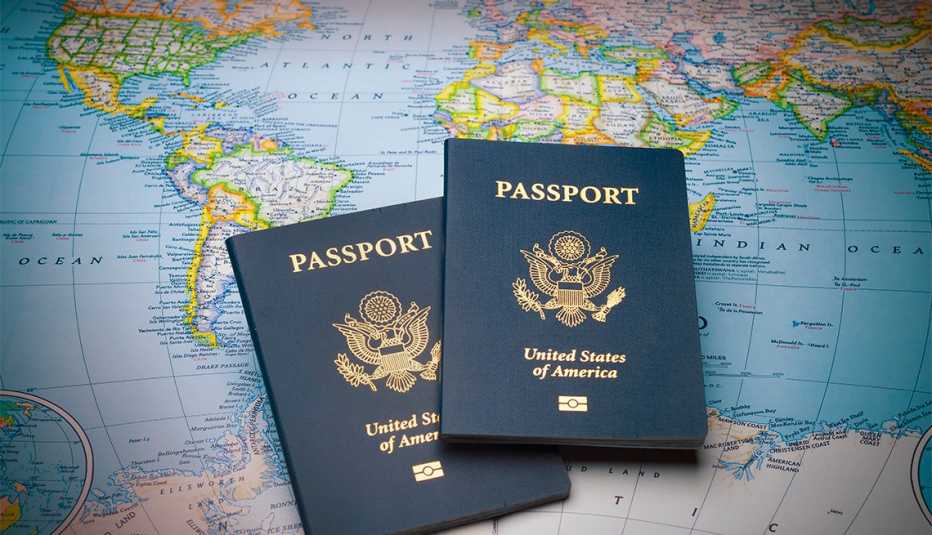Dos pasaportes sobre un mapa del mundo