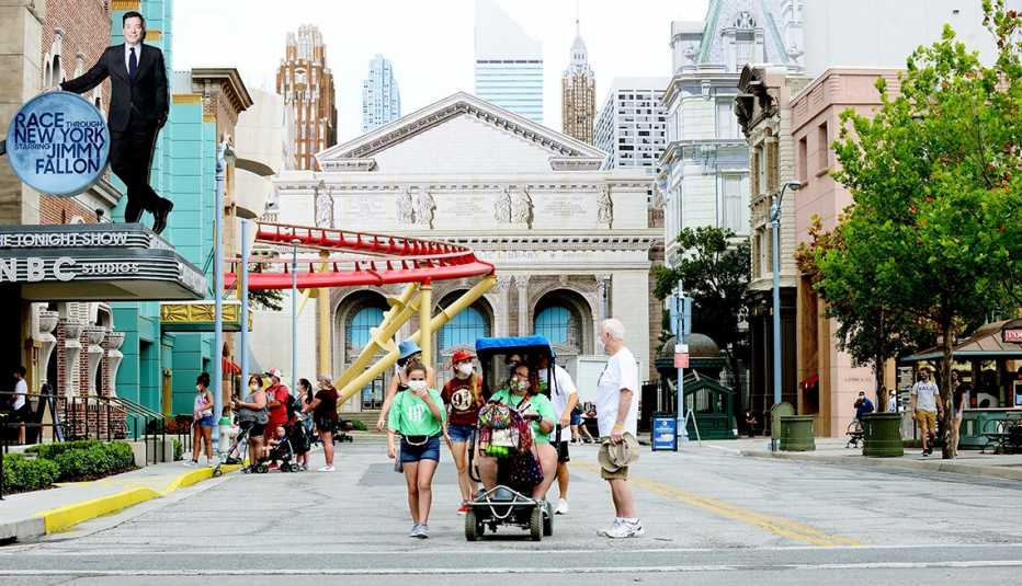 Turistas asisten al parque temático de Universal Studios el primer día de reapertura, durante la pandemia de coronavirus