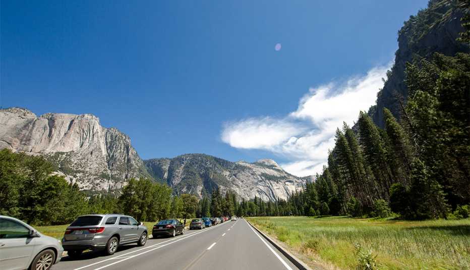 Autos estacionados en el parque nacional Yosemite