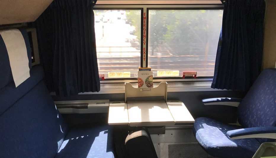 Espacio de dos sillas/habitaciones en el tren Amtrak
