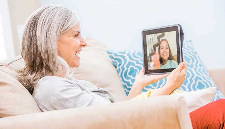 Abuela habla con su nieta a través de tableta digital
