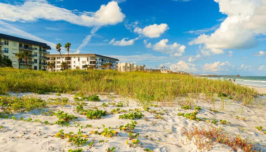 Edificios en la playa de Cocoa Beach Florida