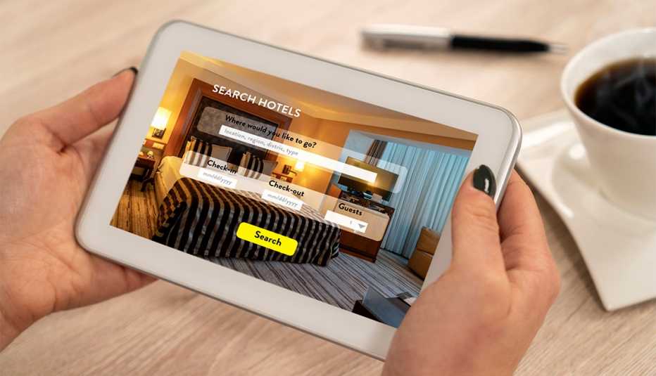 Mujer busca hoteles en una tableta electrónica