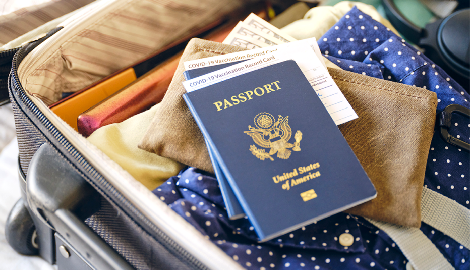 Maleta lista para viajar con pasaportes y tarjetas de vacunación Covid