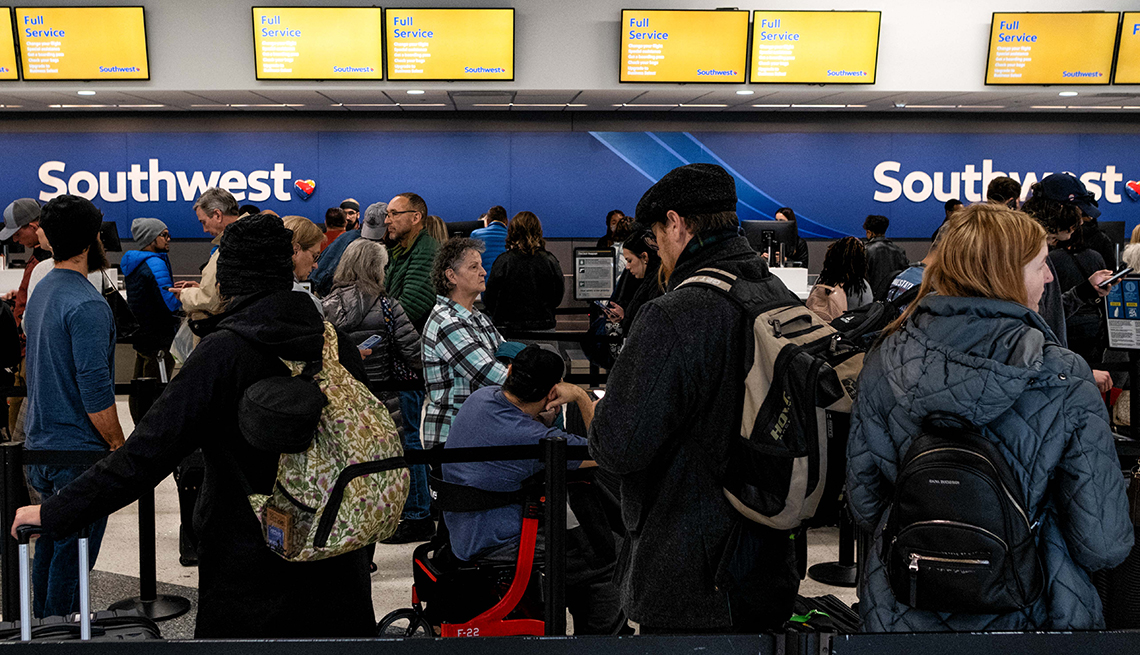 Viajeros esperan en fila en el mostrador de venta de boletos de Southwest Airlines