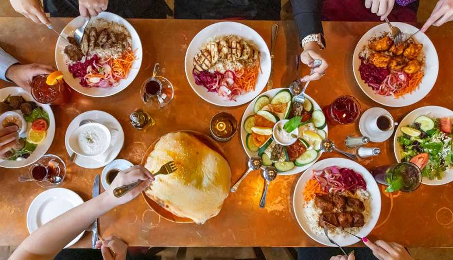 Platos de comida sobre una mesa en el Bosphorous Turkish Cuisine en Orlando, Florida