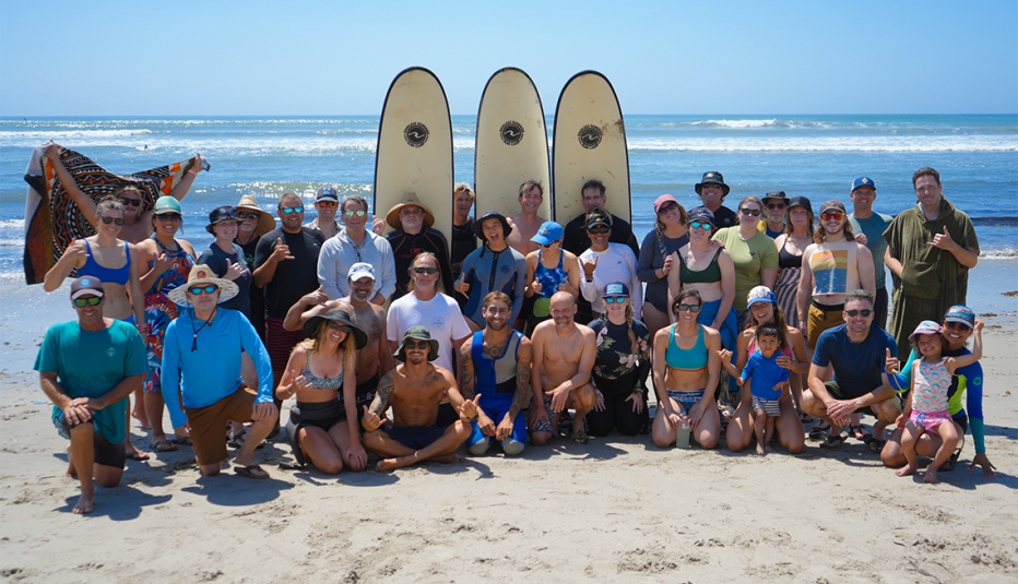 Foto grupal de surfistas en el Endless Summer Surf Camp