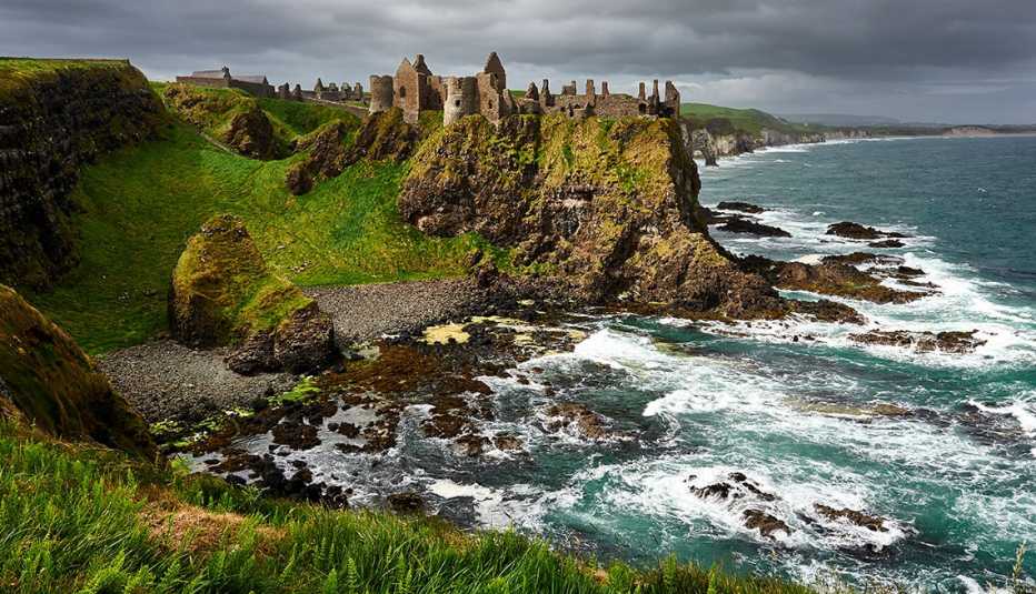 Las ruinas del castillo de Dunlace en Irlanda
