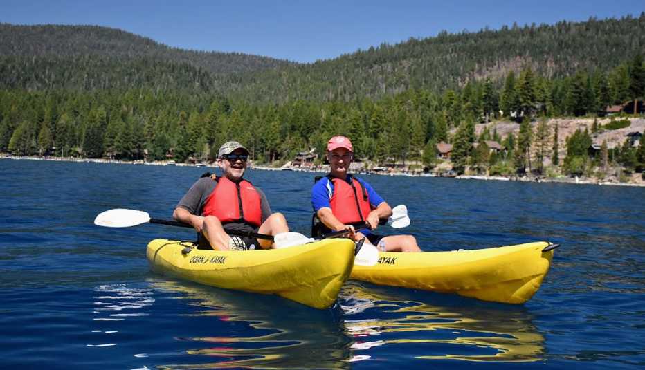 Dos hombres navegan en kayak en el lago Tahoe