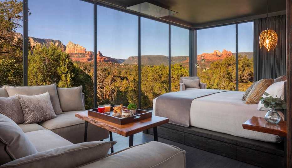 Vista de los acantilados rojos en la distancia desde una habitación en el Hotel Ambiente solo para adultos en Sedona, Arizona