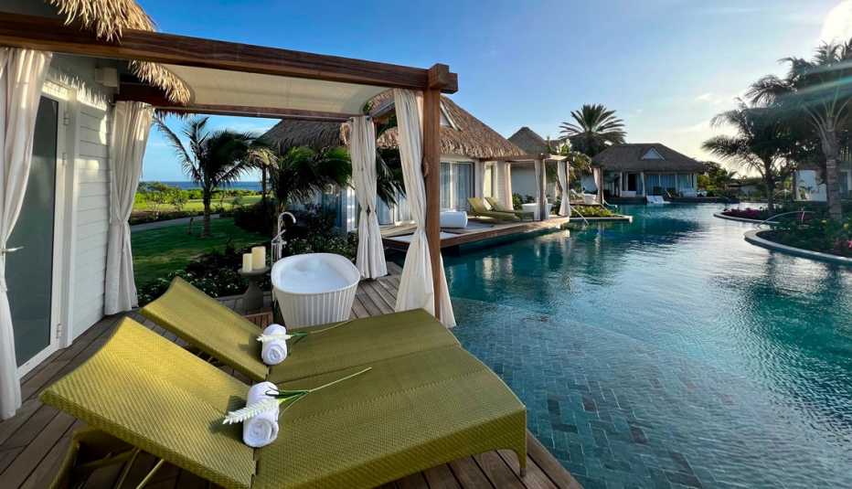 Tumbonas junto a la piscina en Sandals Royal Curacao, Isla Kurason