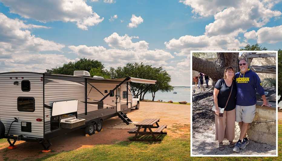 Una casa rodante en un campamento en Burnet, Texas, y una imagen insertada de Sally y Joe Purchase.