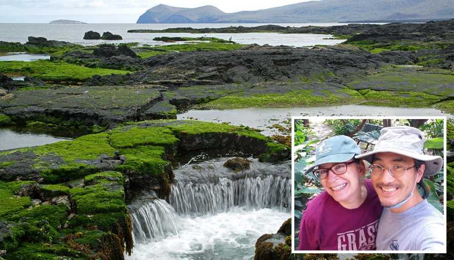 Una cascada en las islas Galápagos con una foto de Amy Shir en un recuadro