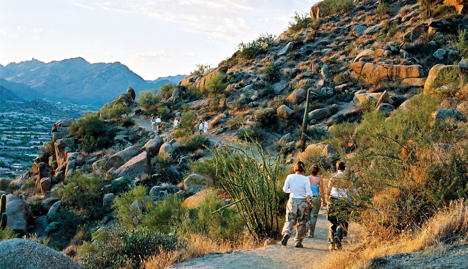 Excursionistas en Pinnacle Peak Park en Scottsdale, Arizona 