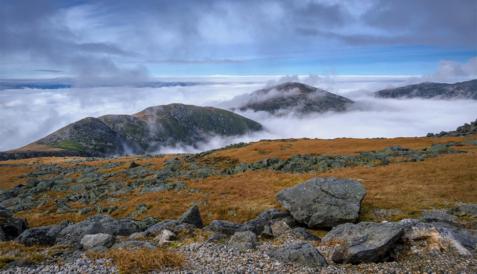 Una vista por encima de las nubes en la cima del monte Washington en Nuevo Hampshire