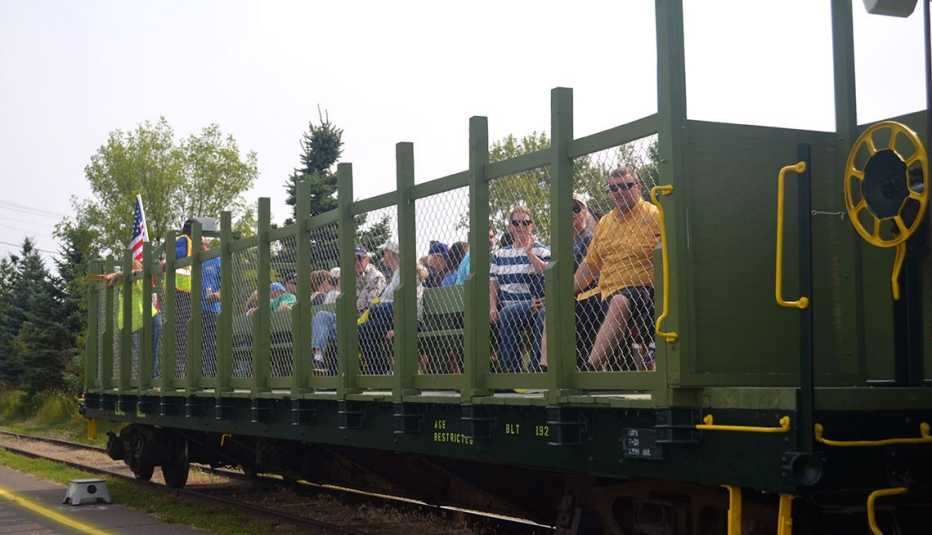 pasajeros sentados en un vagón descubierto del Lake Superior & Mississippi Railroad 