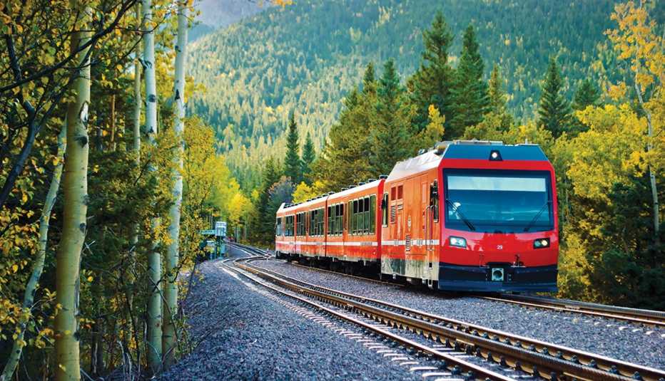 El Ferrocarril de cremallera Broadmoor Manitou y Pikes Peak lleva pasajeros por el Bosque Nacional Pike de Colorado. 
