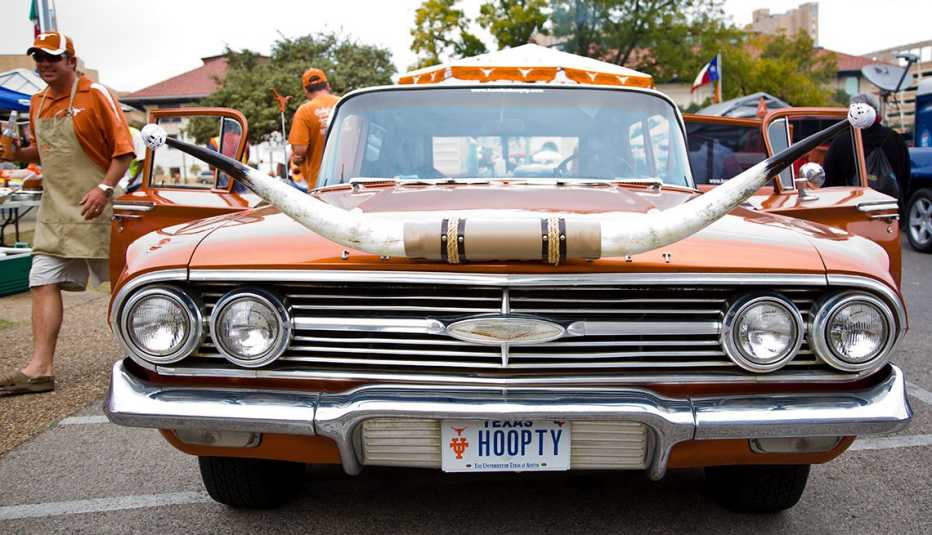 Un automóvil de color ocre con cuernos largos en una fiesta 'tailgate' de la Universidad de Texas en Austin.