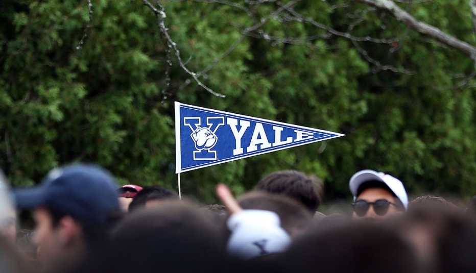 Seguidores del equipo de fútbol de Yale en la entrada a un juego.