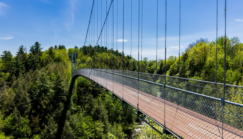 Uno de los puentes peatonales colgantes más largos de América del Norte se encuentra sobre Coaticook Gorge.