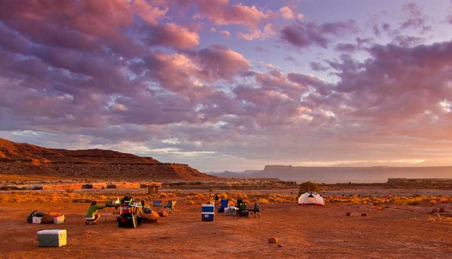 Personas acampando en Canyonlands, Utah