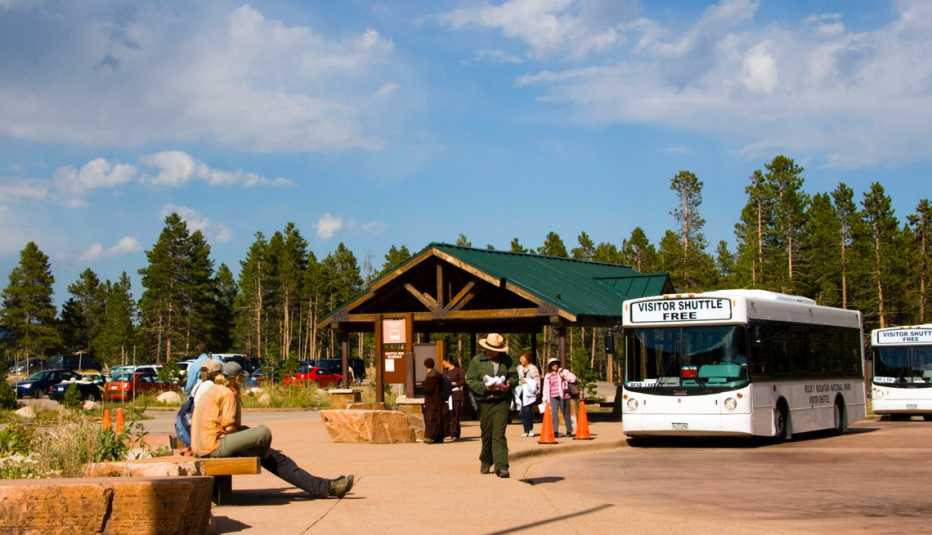 Bus gratuito para visitantes en el Parque Nacional de las Montañas Rocosas