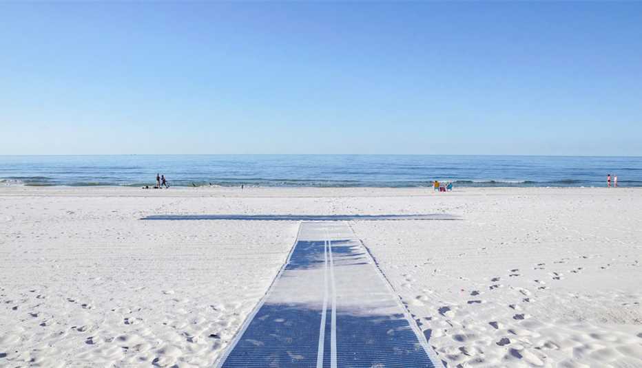 una alfombra accesible para sillas de ruedas en la playa de Gulf Shores, Alabama