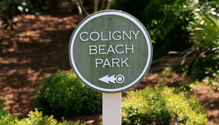un rótulo del Coligny Beach Park en Hilton Head en Carolina del Sur