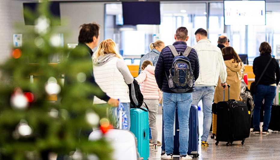 Viajeros esperan su turno en un aeropuerto.