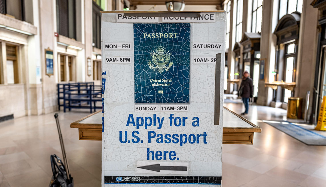 Una oficina del Correo Postal con una pancarta que muestra donde solicitar un pasaporte