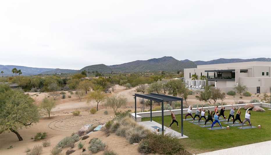 Huéspedes en CIVANA, cerca de Scottsdale, Arizona, hacen yoga al aire libre en el desierto de Sonora.