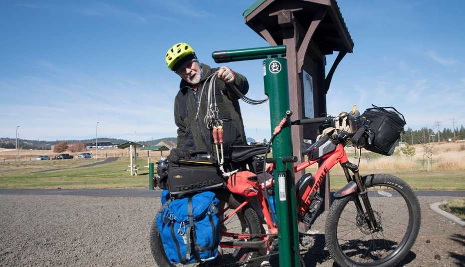 Ciclista en una estación de reparaciión de bicicletas en el sendero de Coeur d'Alenes 