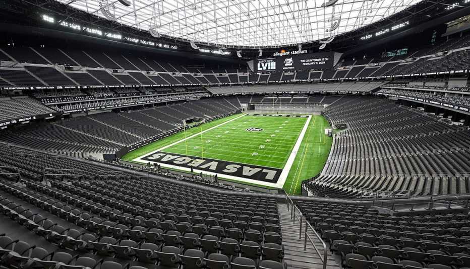 Una vista del campo en el estadio Allegiant donde se celebrará el Super Bowl en Las Vegas el 2024.