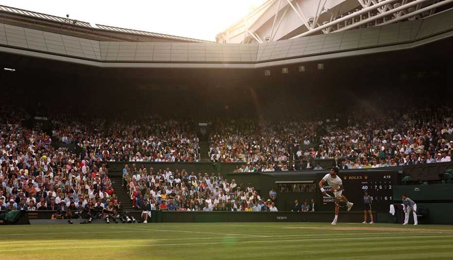 Carlos Alcaraz y Novak Djokovic en la final masculina individual de Wimbledon en Londres.