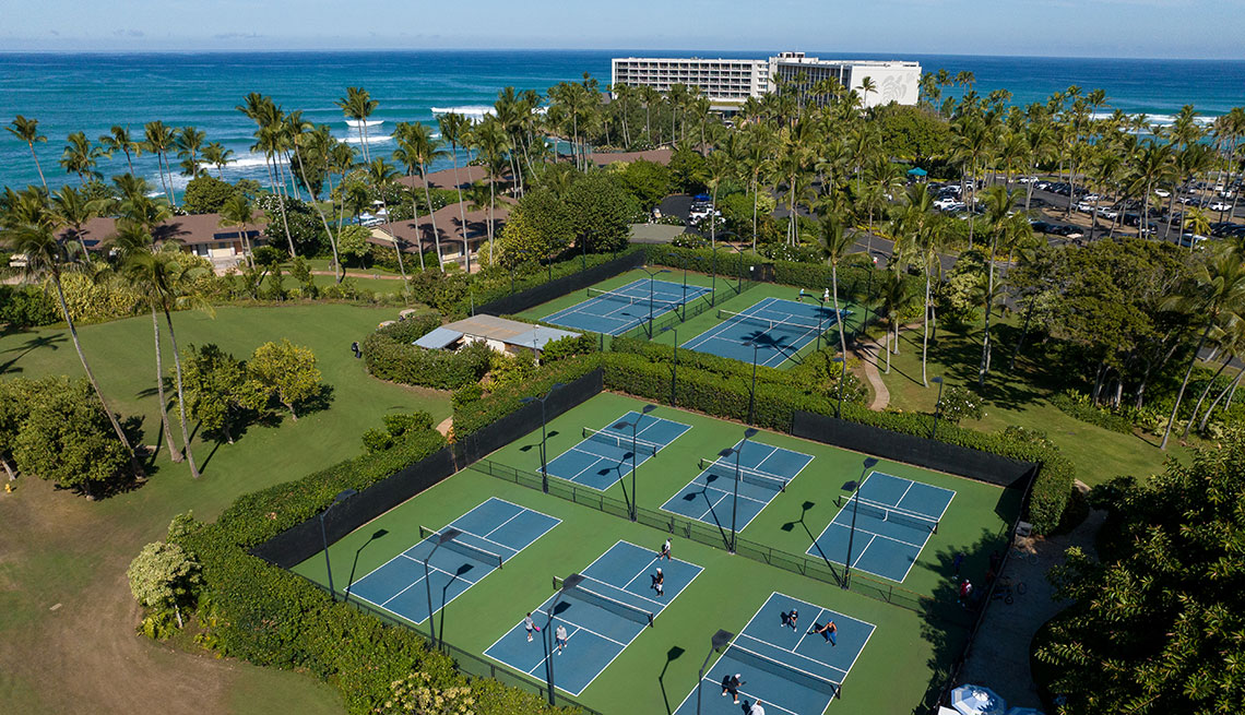 Los fanáticos del pickleball pueden jugar durante sus vacaciones en el Turtle Bay Resort, en la isla de Oahu.